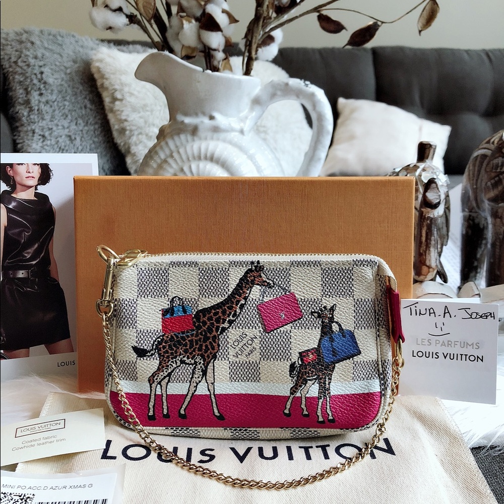 Excellent condition Louis Vuitton mini pochette.
